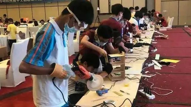 别再只知道开辟菜园助推劳动教育了，智能化劳动教育才是新时代的战场