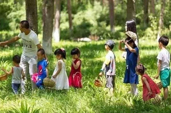 将研学旅行纳入中小学教育教学计划，鼓励学校、社会、家庭开展研学旅行活动，支持开发研学旅行产品！